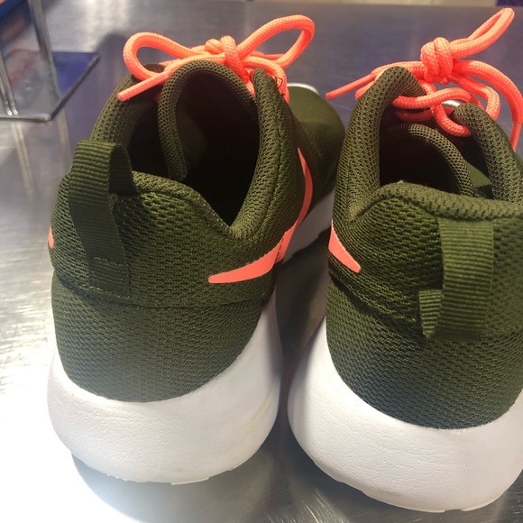 Nikes hunter green and pink - Picture 2 of 3